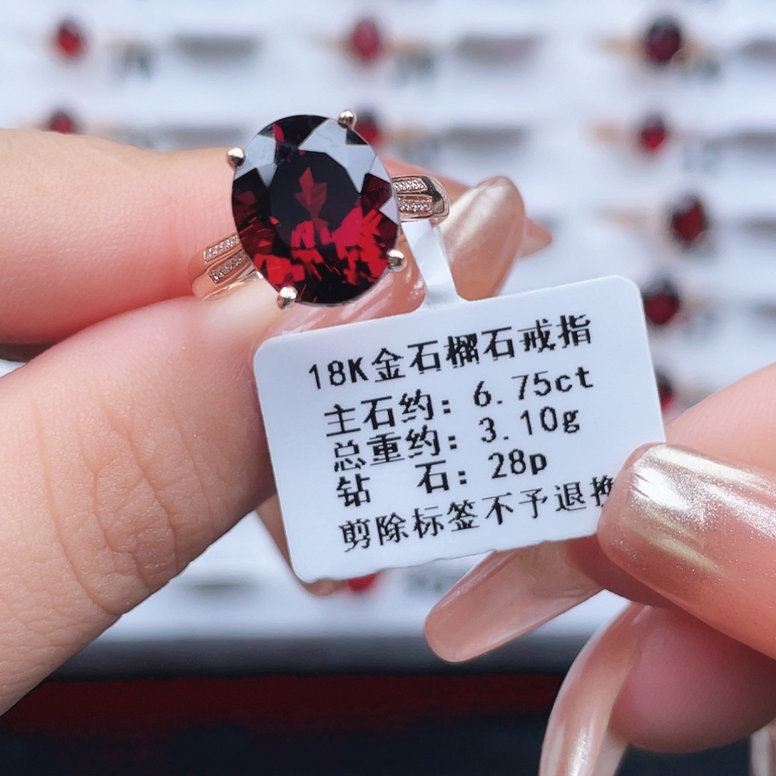 18K金镶嵌石榴石戒指