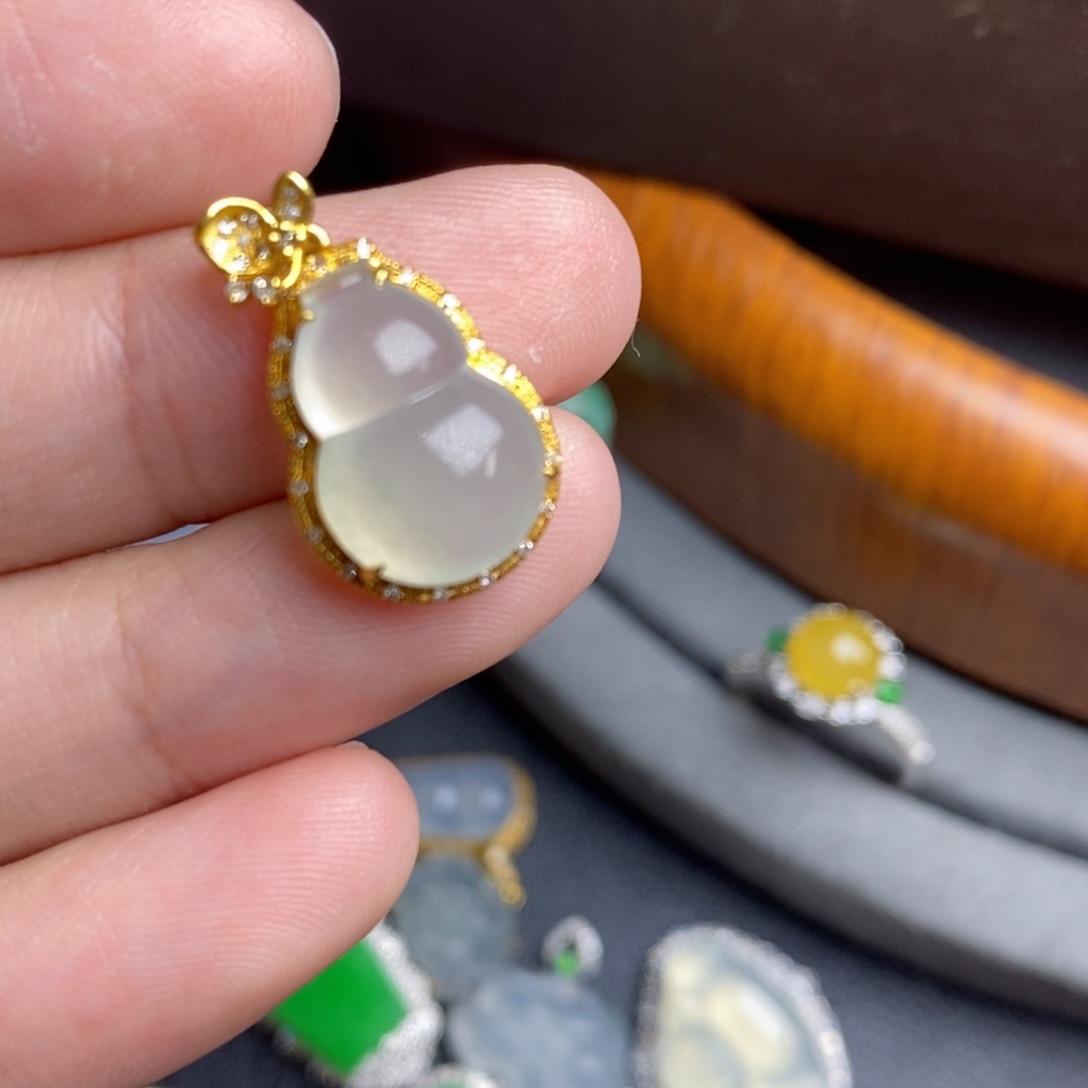 翡翠颈饰18K金镶嵌月*儿18Ｋ金葫芦吊坠