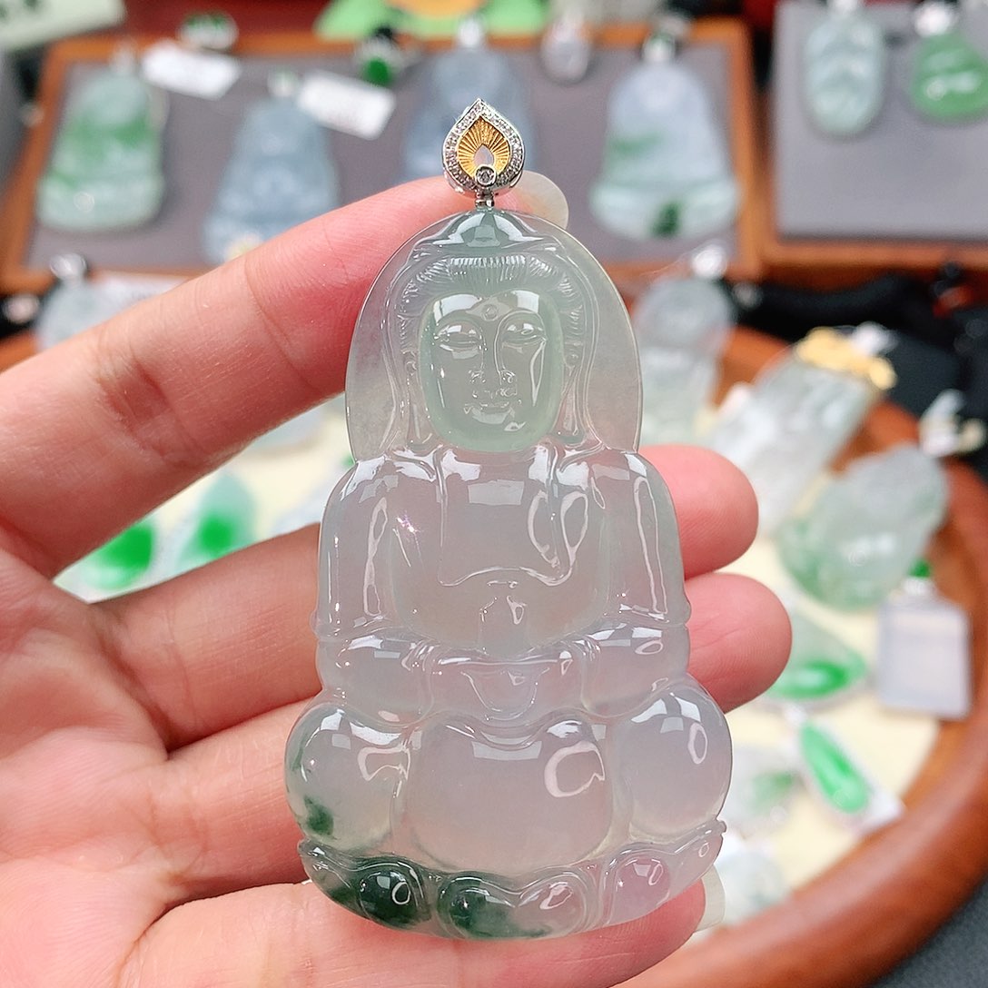 颈饰18K金镶嵌翡翠观音