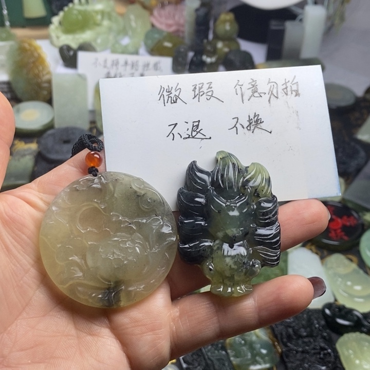 蛇纹石玉颈饰合金