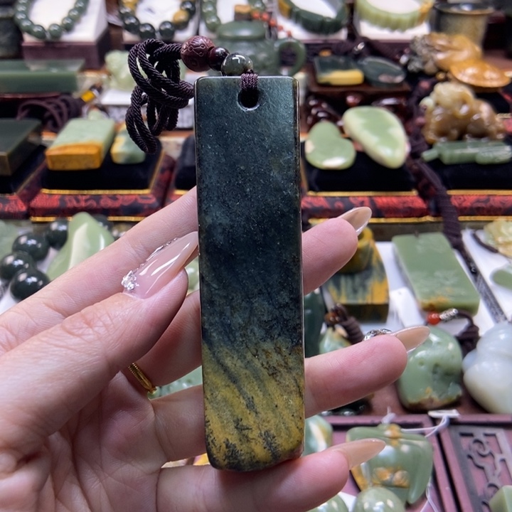 未镶嵌岫岩河磨玉（透闪石质玉）把件