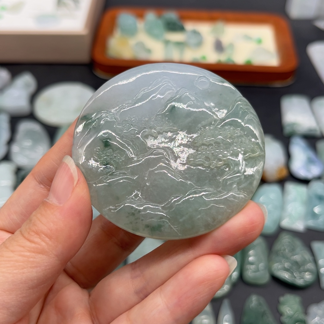 翡翠未镶嵌颈饰山水