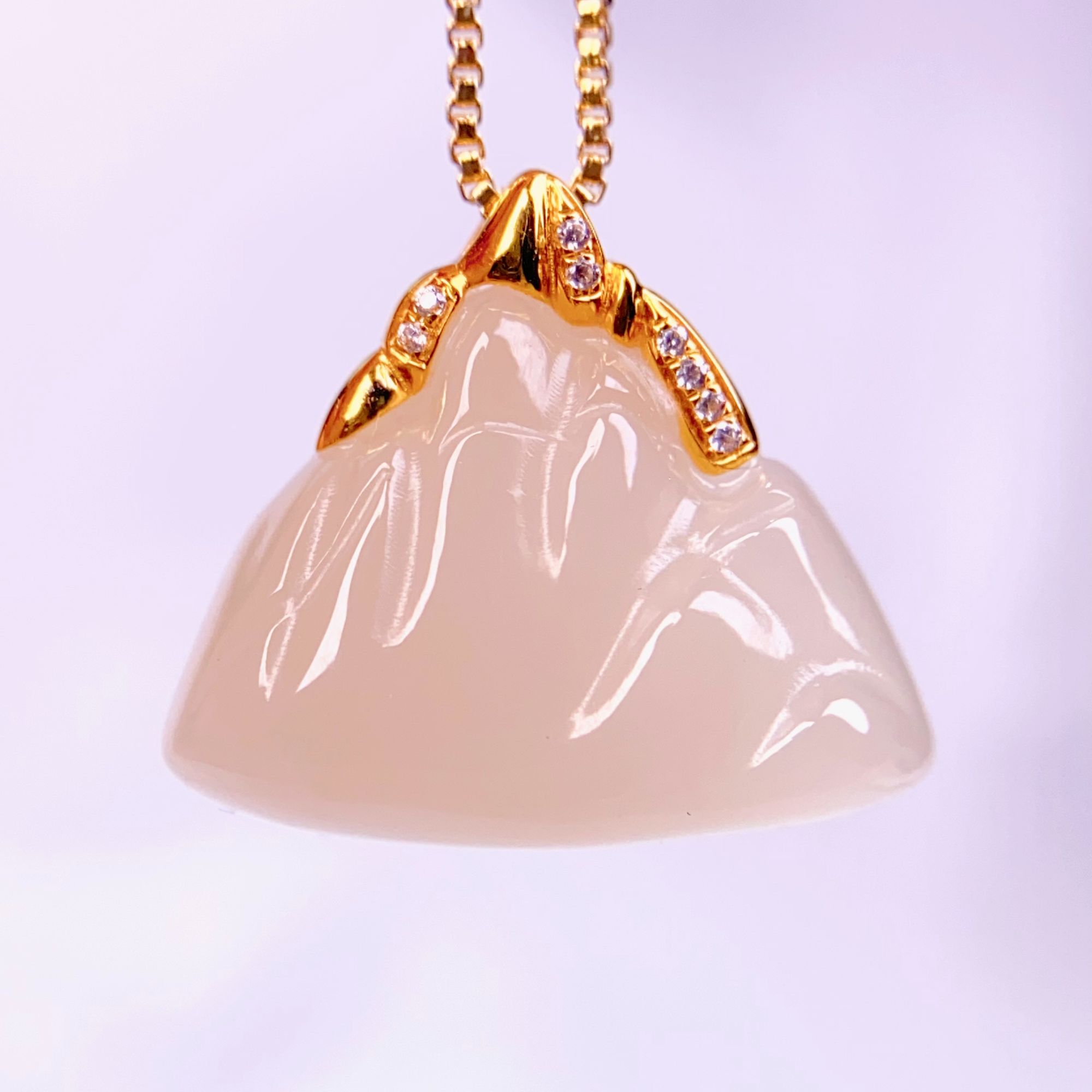 天然和田玉青海料精品藕粉红熟粉18K金镶嵌靠山日照金山吊坠@0084