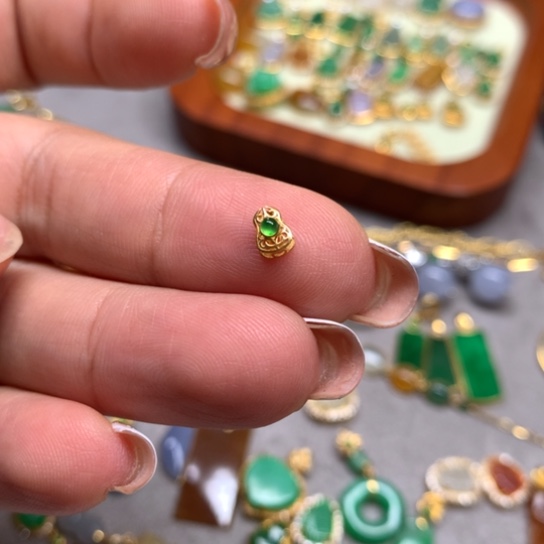 翡翠18K金镶嵌颈饰翡翠