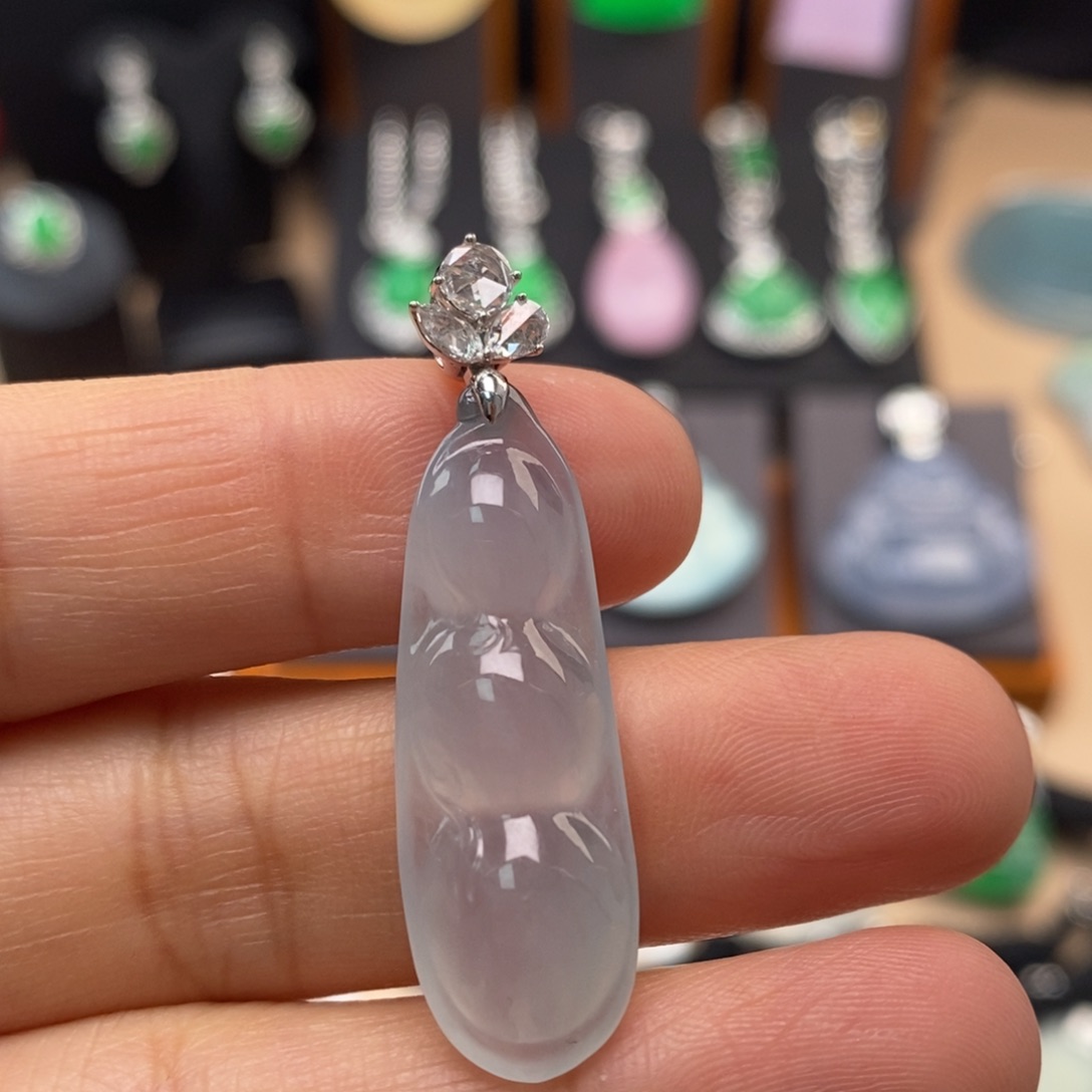 翡翠18K金镶嵌颈饰福豆