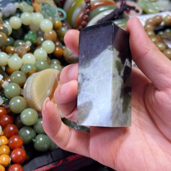 蛇纹石玉未镶嵌颈饰