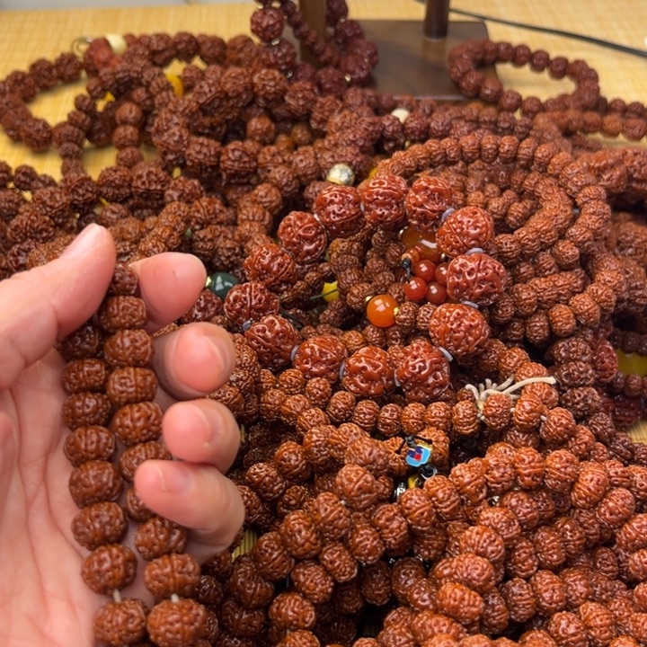 小***言六瓣机刷玉化包浆108颗手串老树王