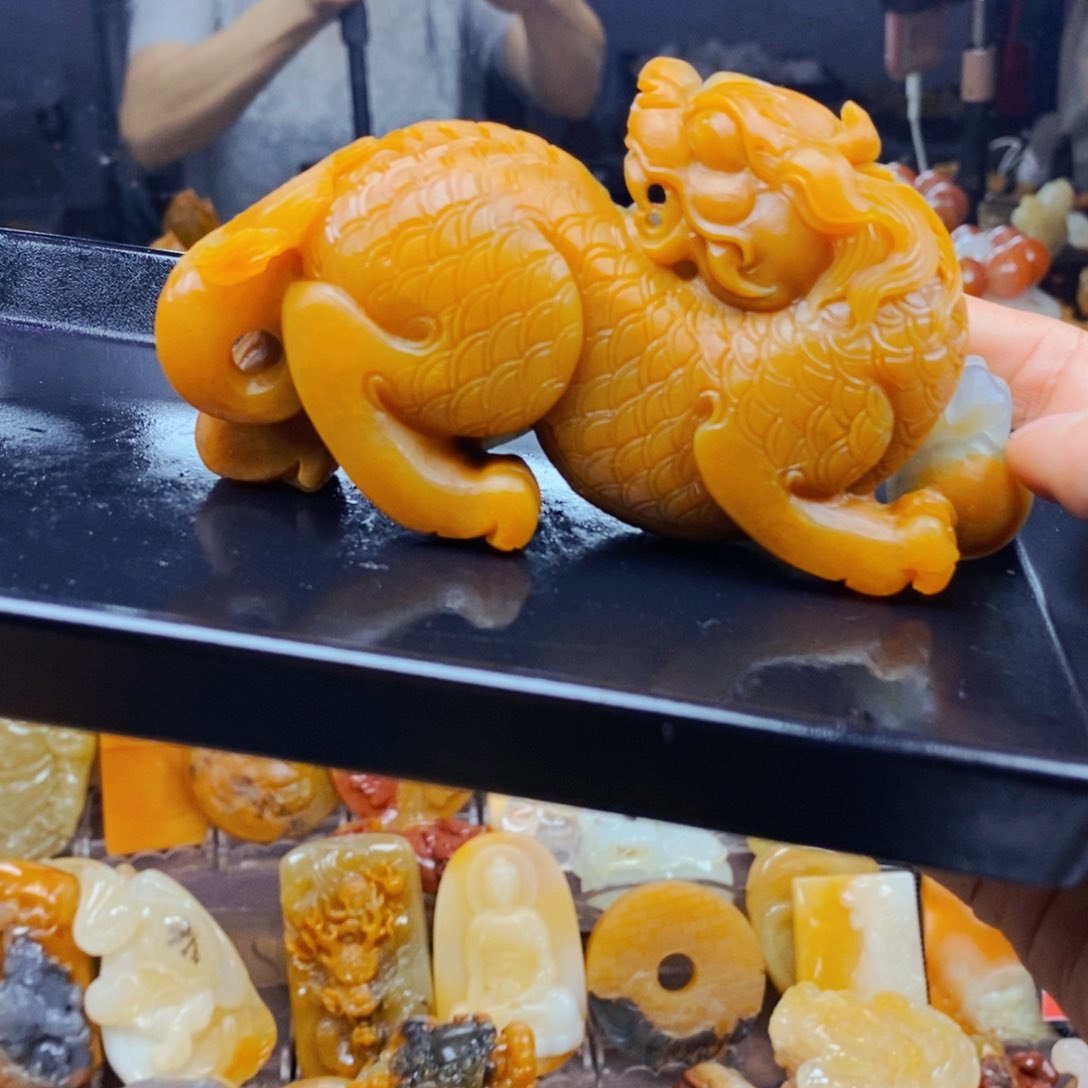 石英质玉（黄龙玉）未镶嵌颈饰
