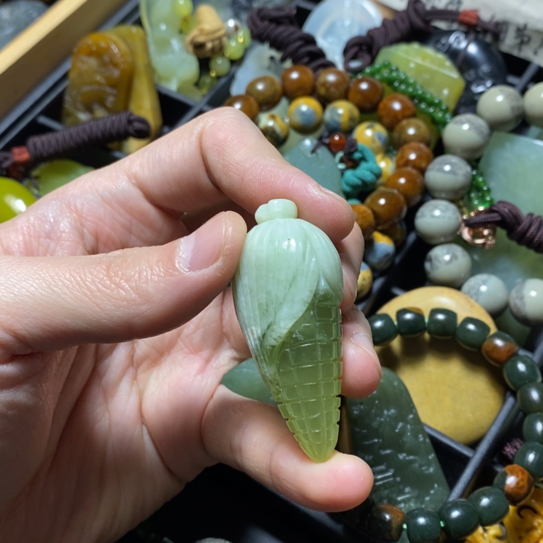蛇纹石玉未镶嵌颈饰