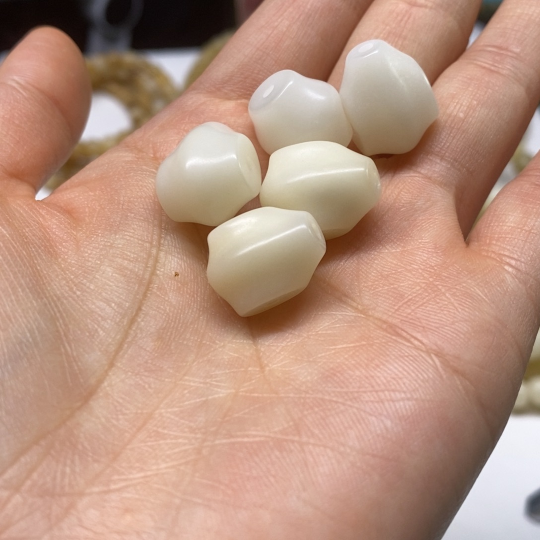 菩提根/象牙果吊坠菩提根三通鲨鱼背雕刻卡14左右微瑕不挑