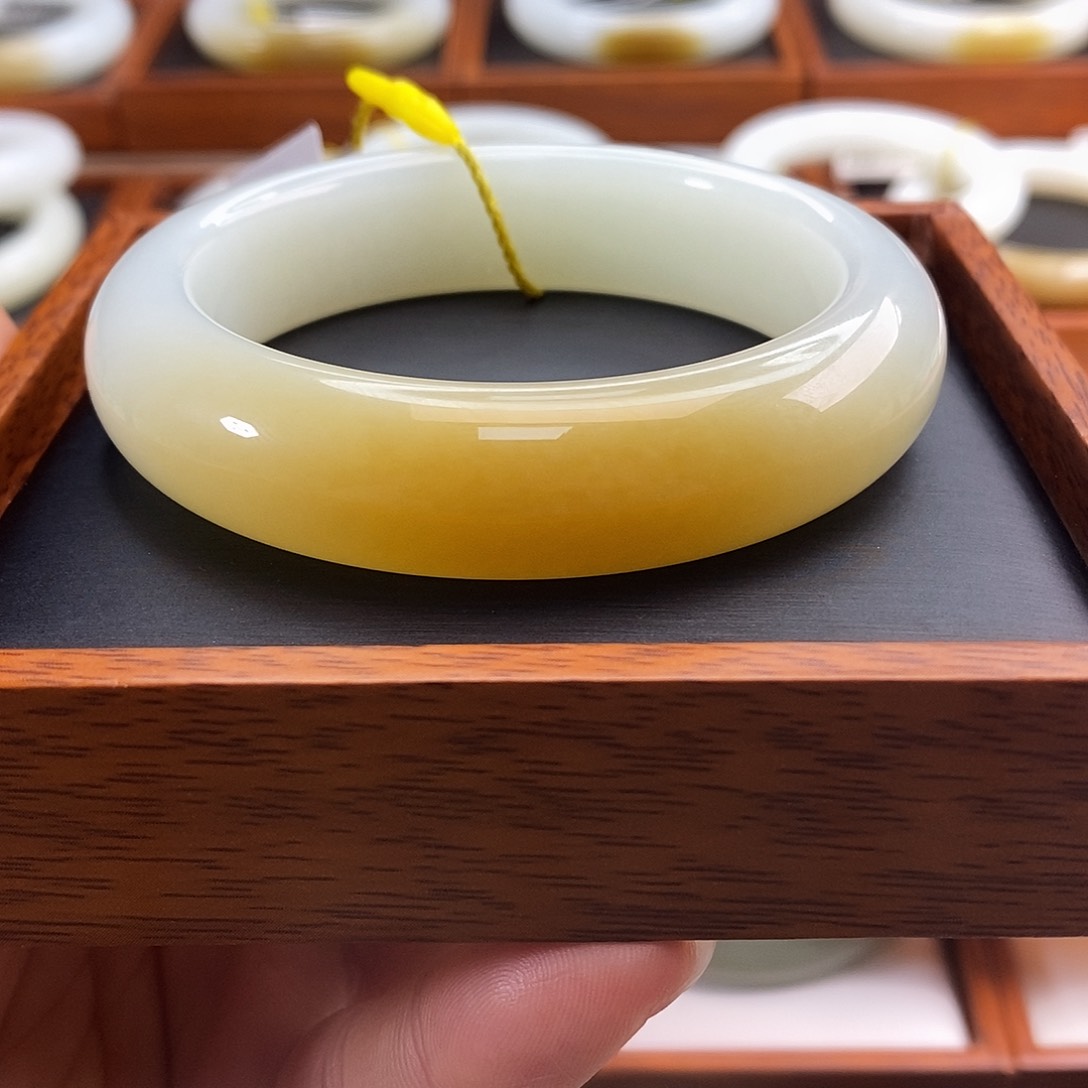 和田玉（糖玉）手镯未镶嵌幸***糖