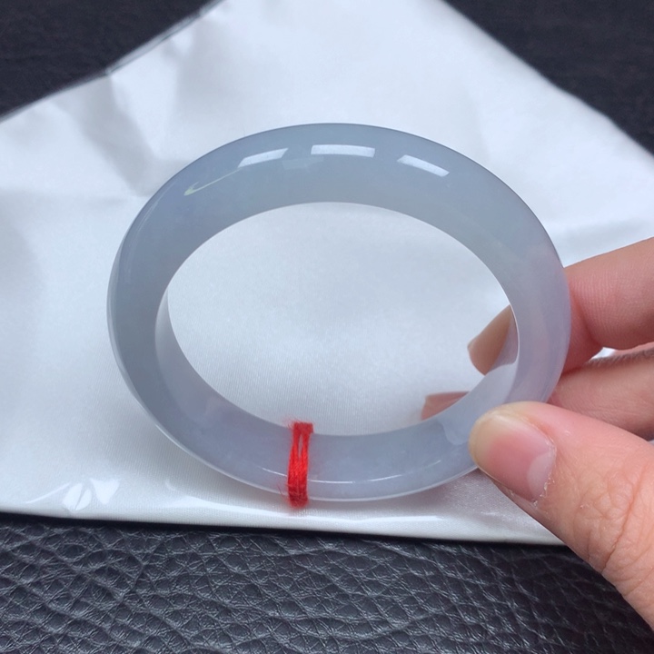 翡翠手镯未镶嵌。