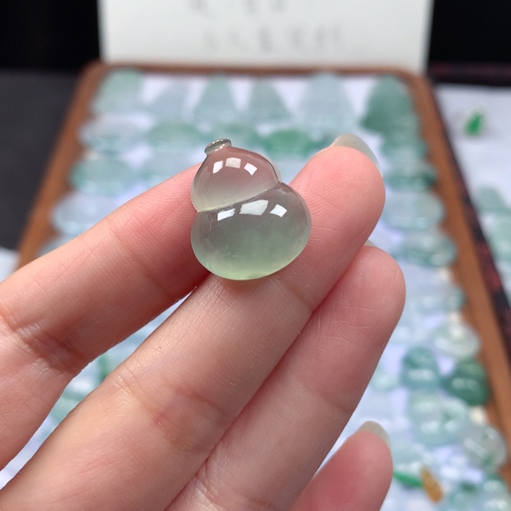 颈饰未镶嵌翡翠冰种晴底葫芦