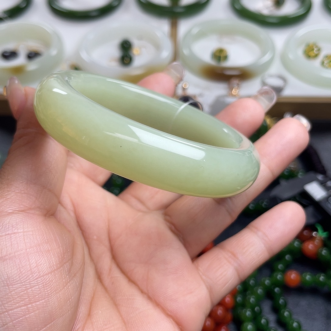 和田玉手镯未镶嵌