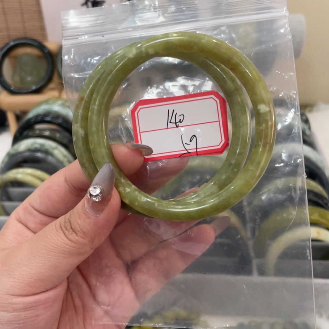 蛇纹石玉手镯未镶嵌