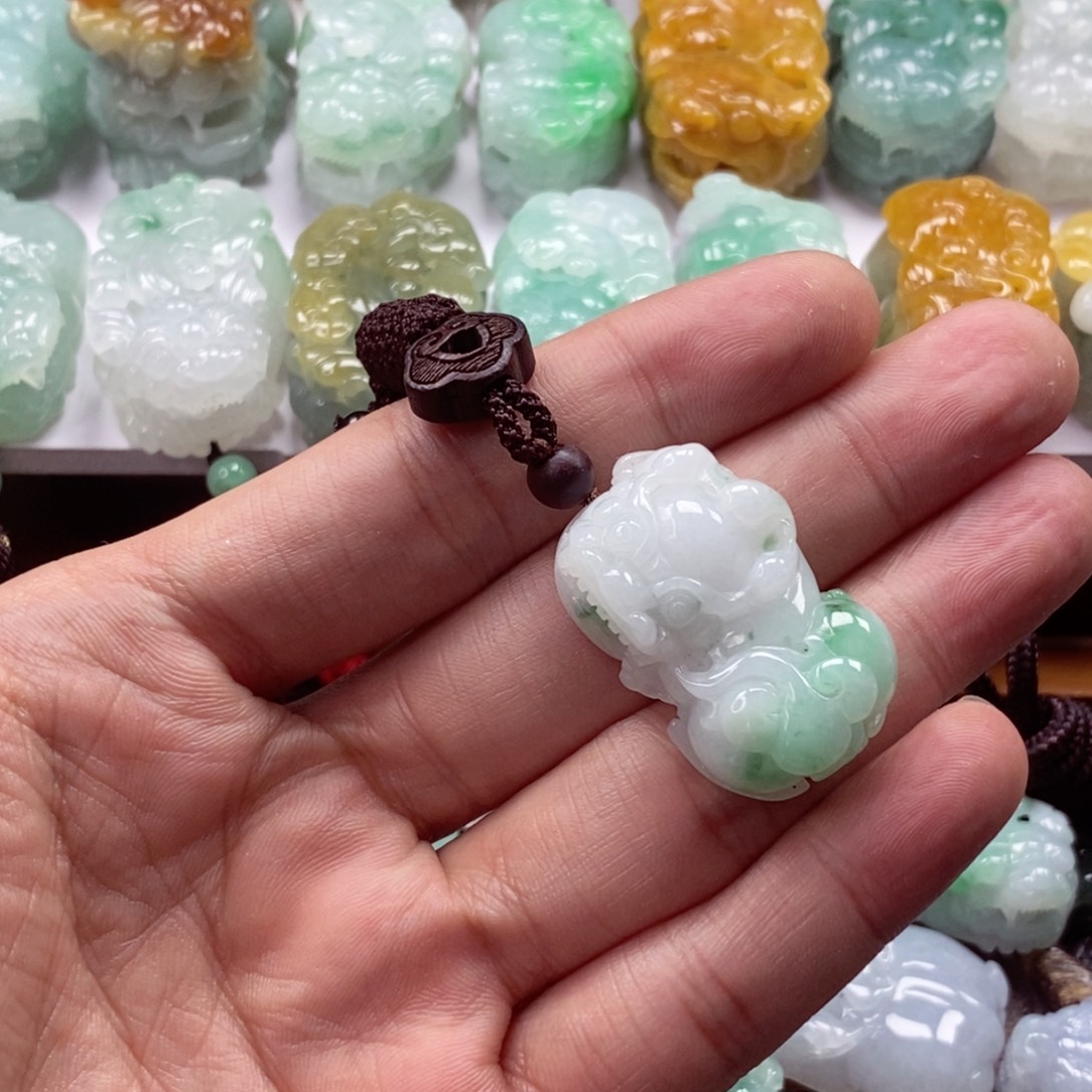 翡翠未镶嵌颈饰貔貅