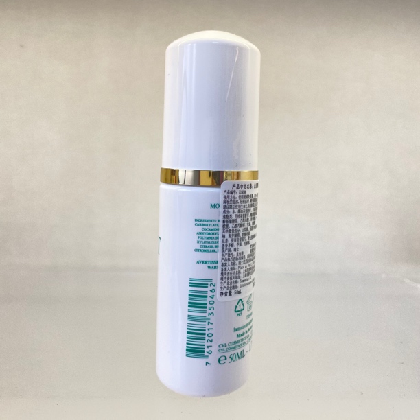 法 洁面精华涂抹中