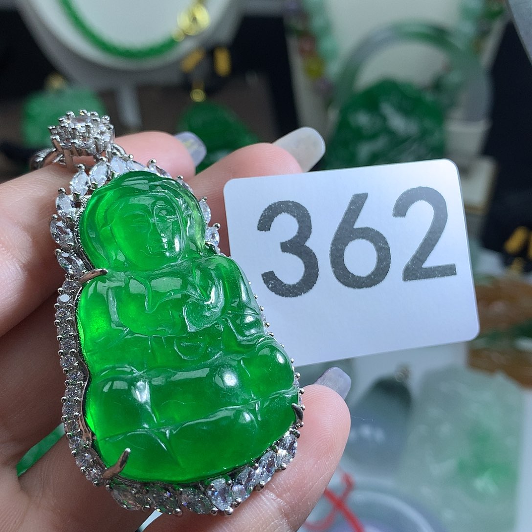 翡翠未镶嵌吊坠(赠链)