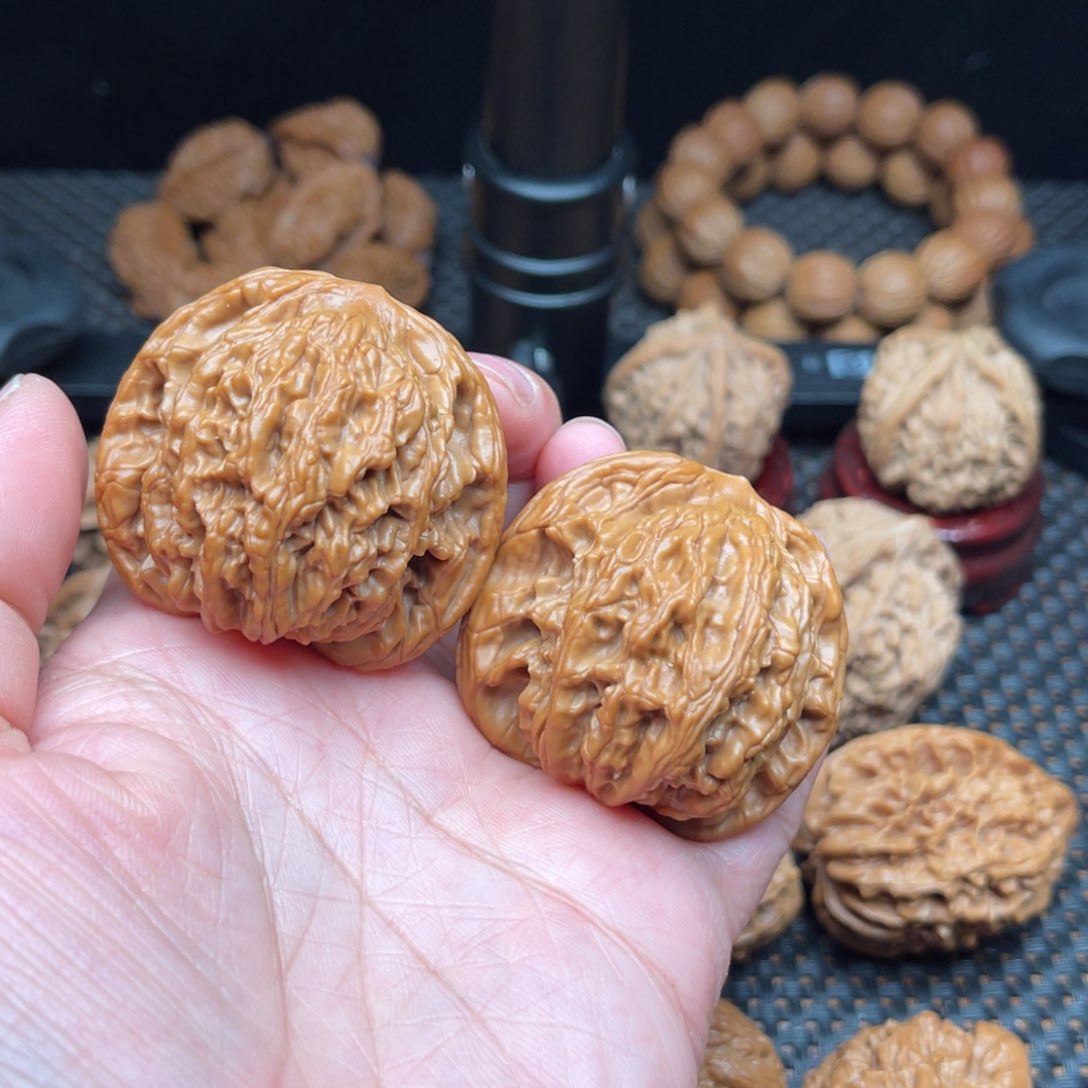 文玩核桃吊坠武*在46尺粗筋虎