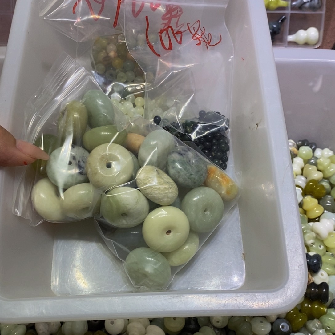 蛇纹石玉未镶嵌颈饰钟**米4
