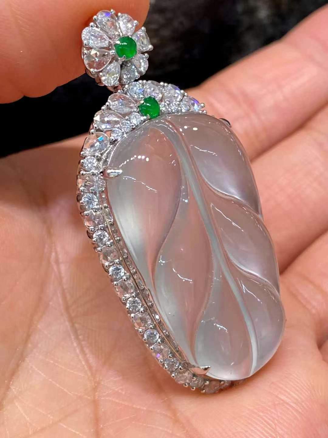 玻璃种翡翠金枝玉叶吊坠