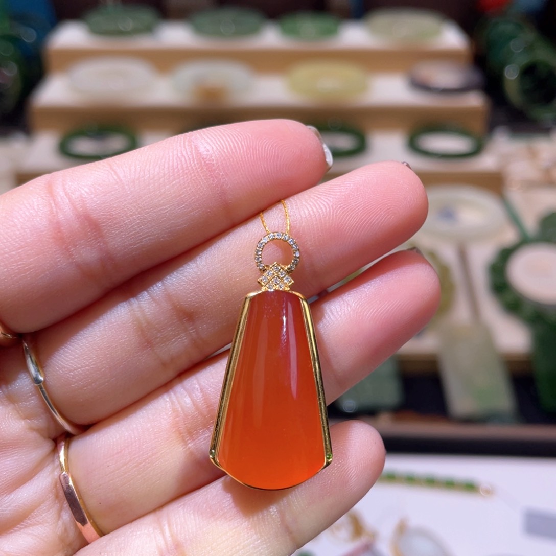 南红玛瑙高品18Ｋ南红吊坠18K金镶嵌