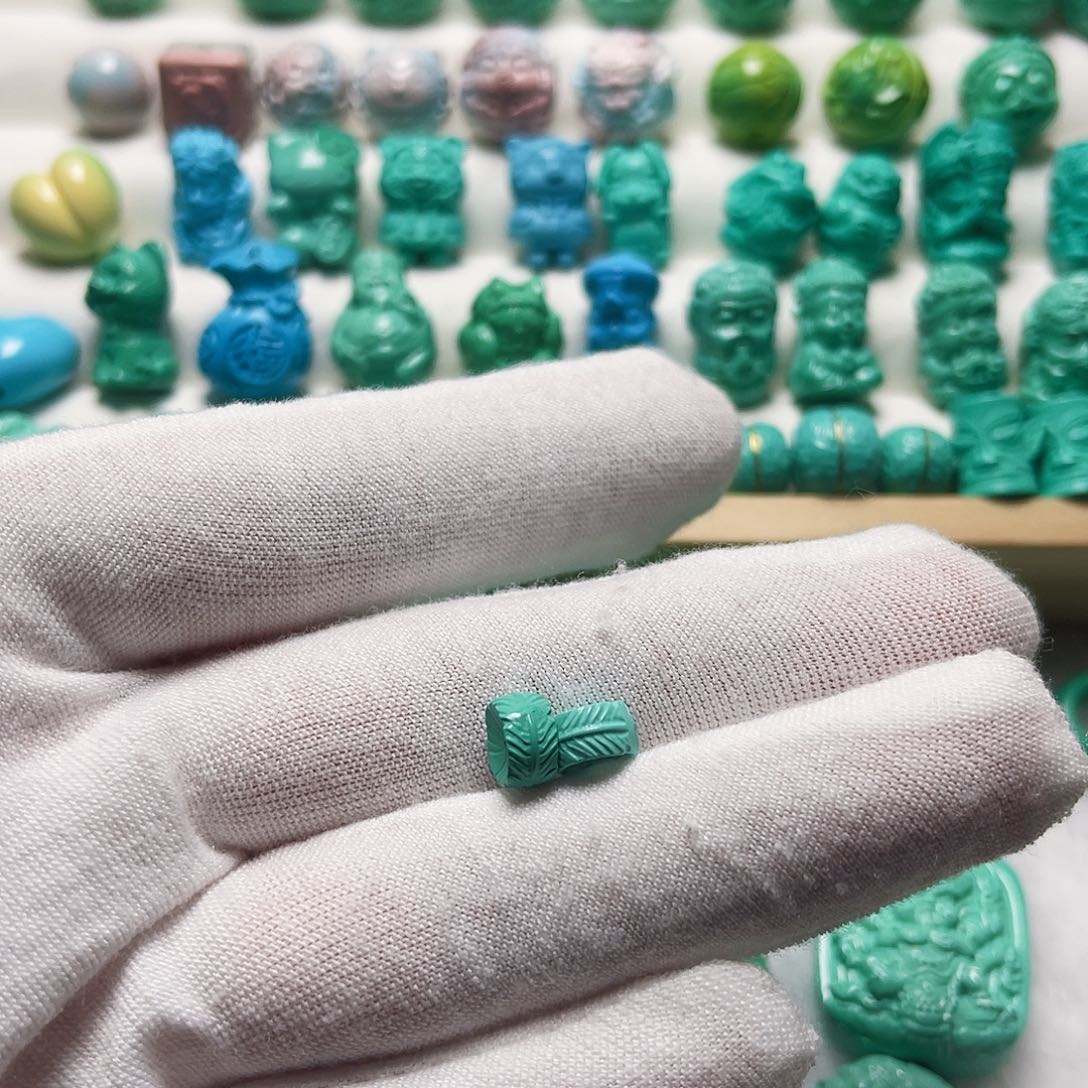 两颗价格，尺寸8羽毛扣