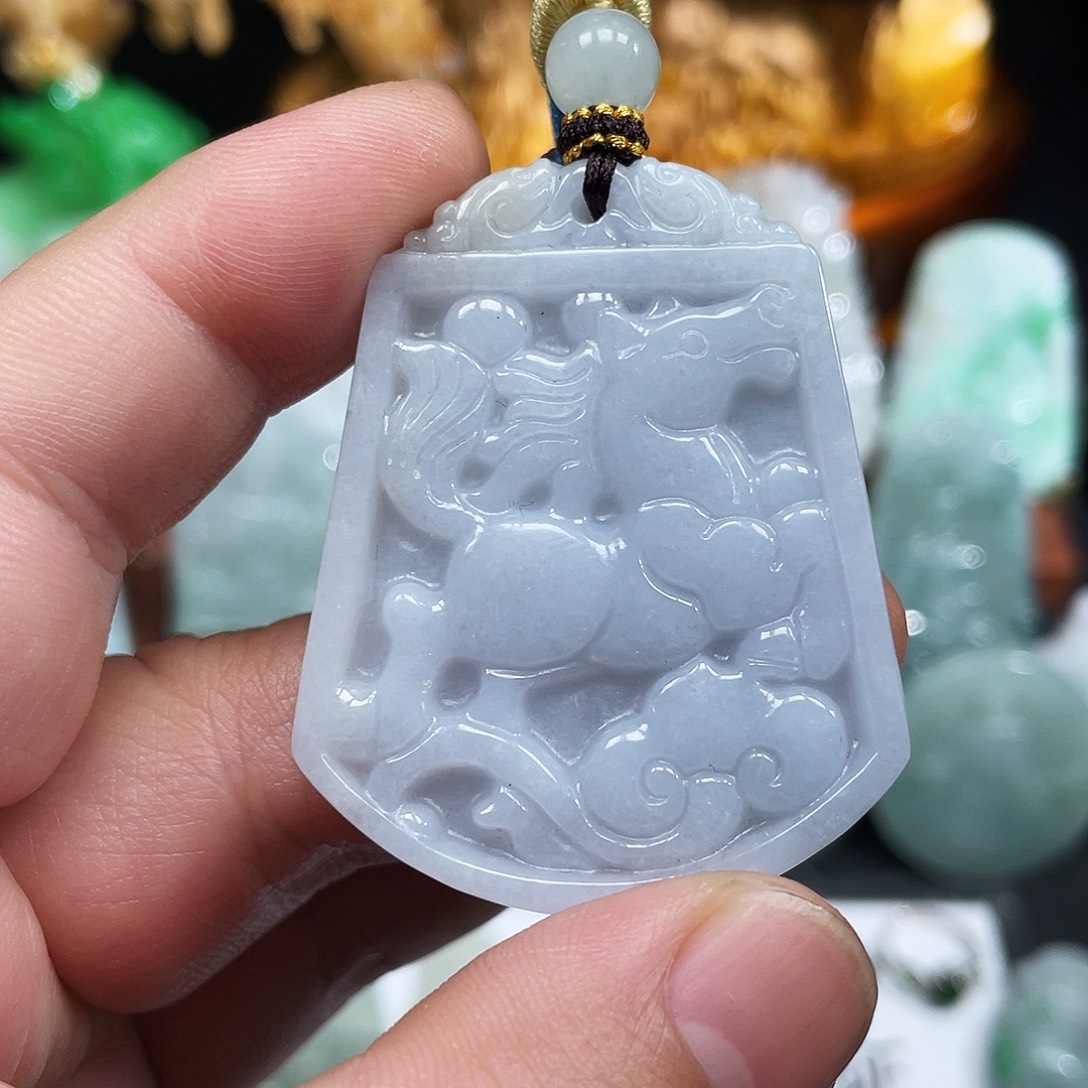 翡翠未镶嵌颈饰马牌