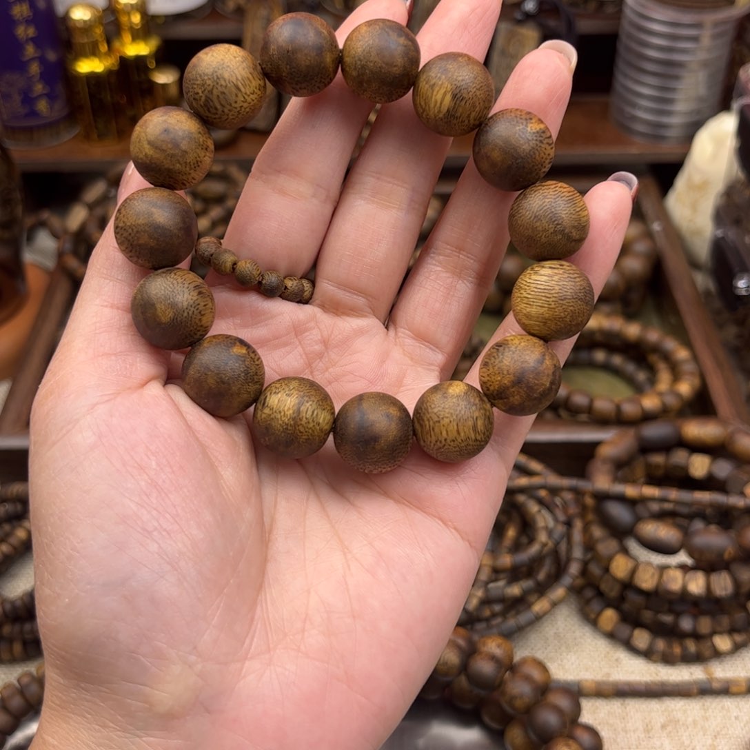 沉香达****l碎屑奇楠1.5圆单圈16克