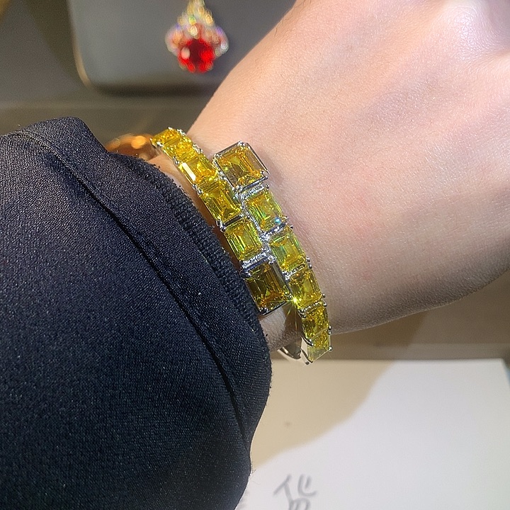 非金属82手镯。        