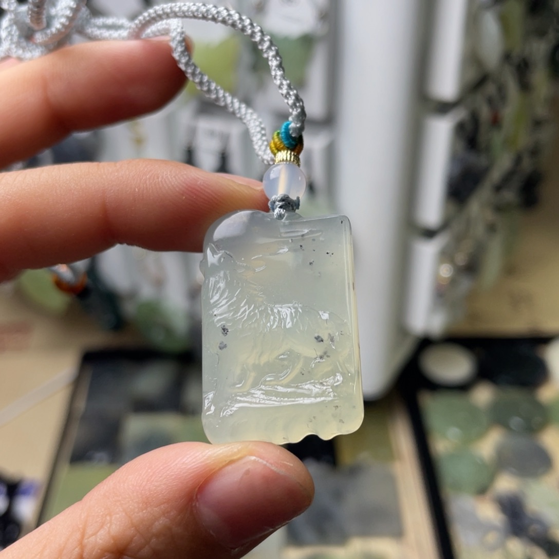 岫玉颈饰未镶嵌狼牌