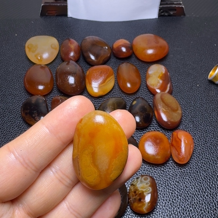 一***尘瓷片马达加斯加奇石手把件