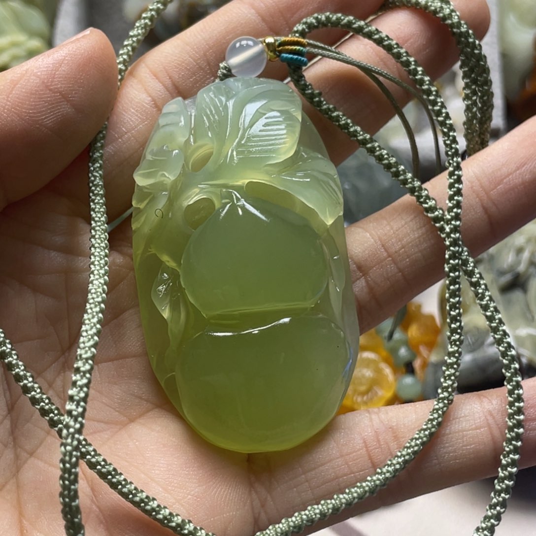 蛇纹石玉颈饰未镶嵌