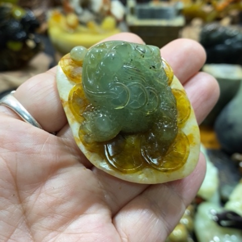 蛇纹石玉手把或挂件未镶嵌