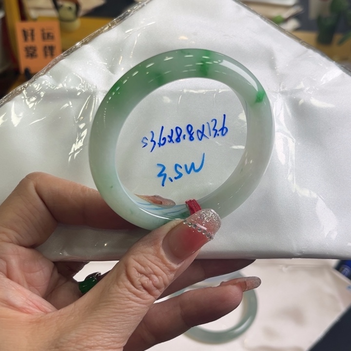 翡翠手镯未镶嵌果绿底飘绿花有纹大漏