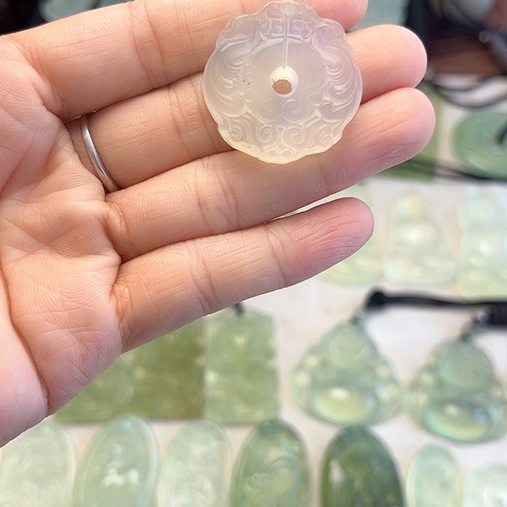 岫玉合金颈饰吊坠