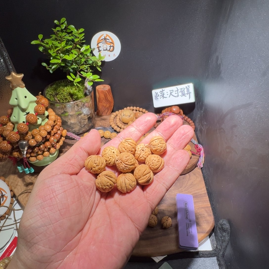 文玩核桃吊坠红****）沈阳树王，刷子，手套，中礼包，不包邮