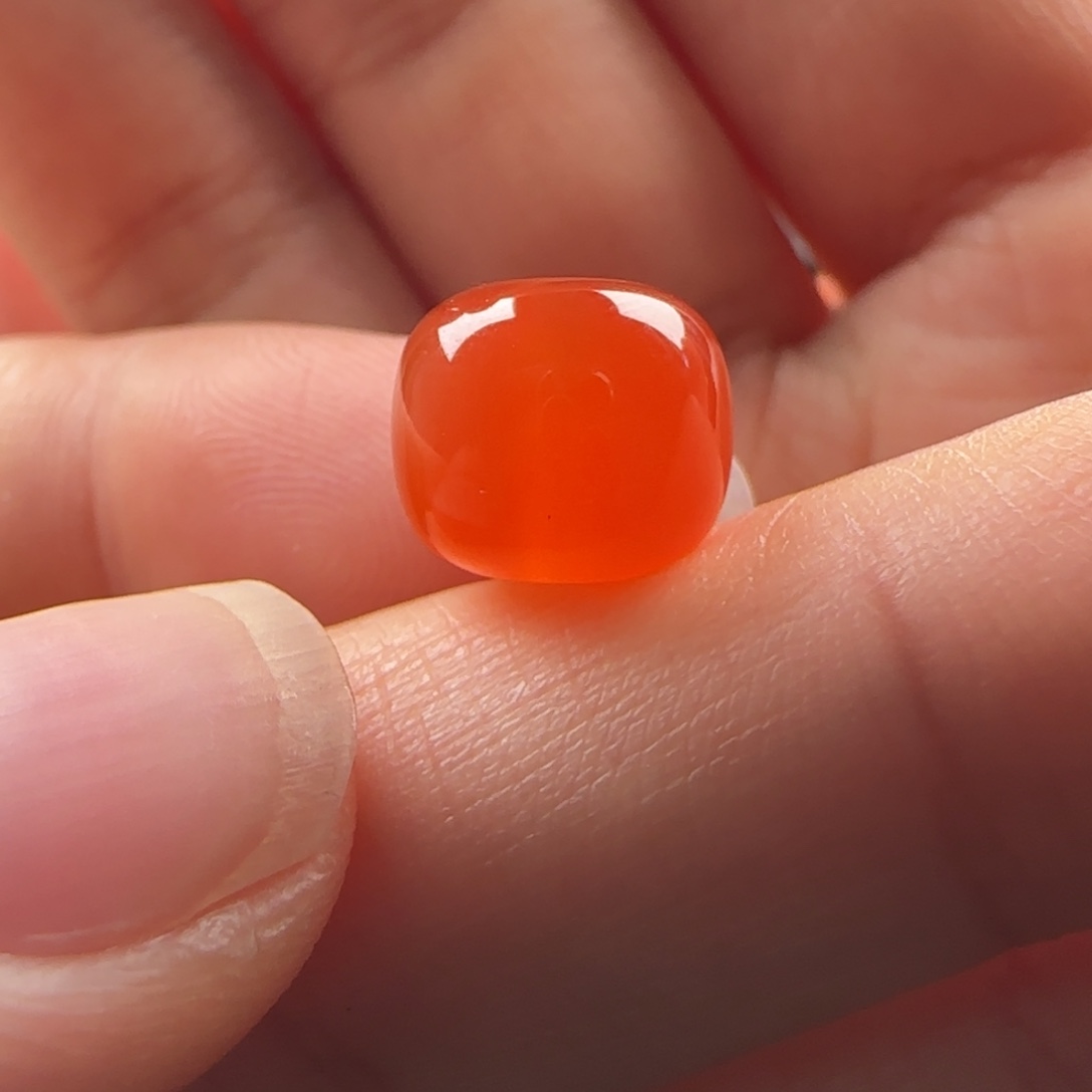 南红玛瑙未镶嵌老型：10.4x9.1高冰高荧光 冰红有白马牙