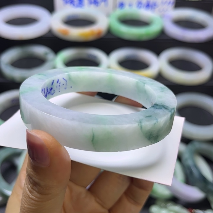 定制翡翠未镶嵌手镯