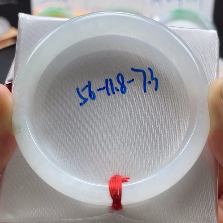 翡翠手镯未镶嵌翡翠