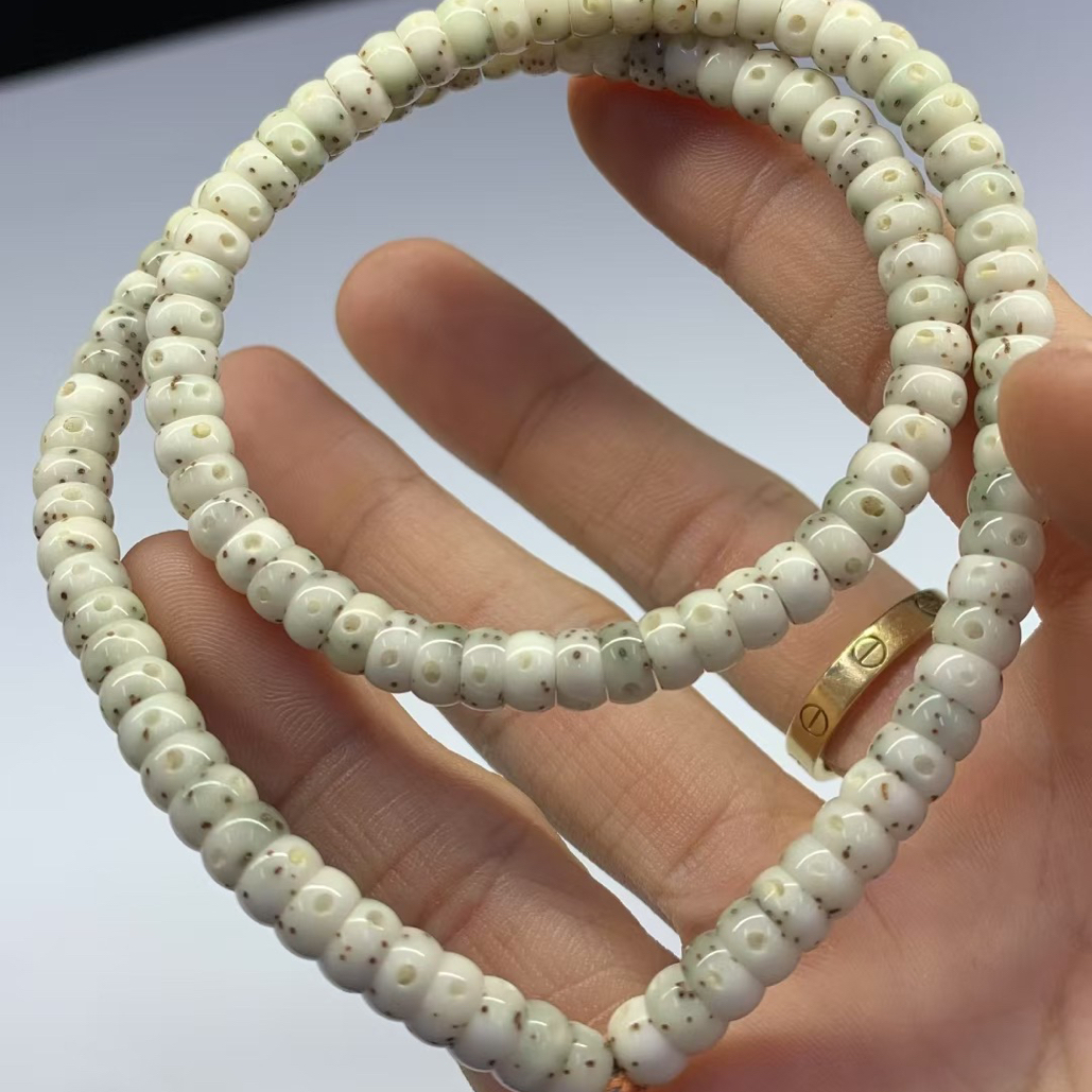 【会珠】6.2mm藏切通体月留白星稀瓷白飘绿石玉料星月菩提
