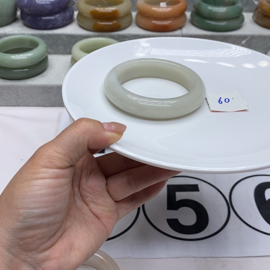 石英质玉未镶嵌手镯