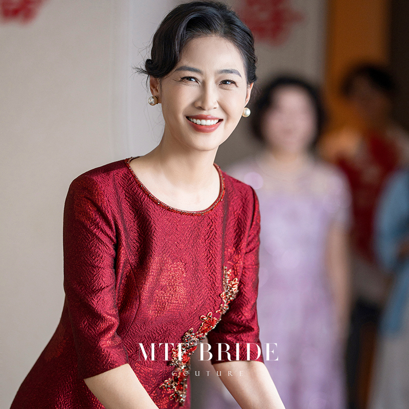 满庭芳华【首批8.5折】妈妈婚宴礼服酒红刺绣高级喜婆婆婚礼中袖裙
