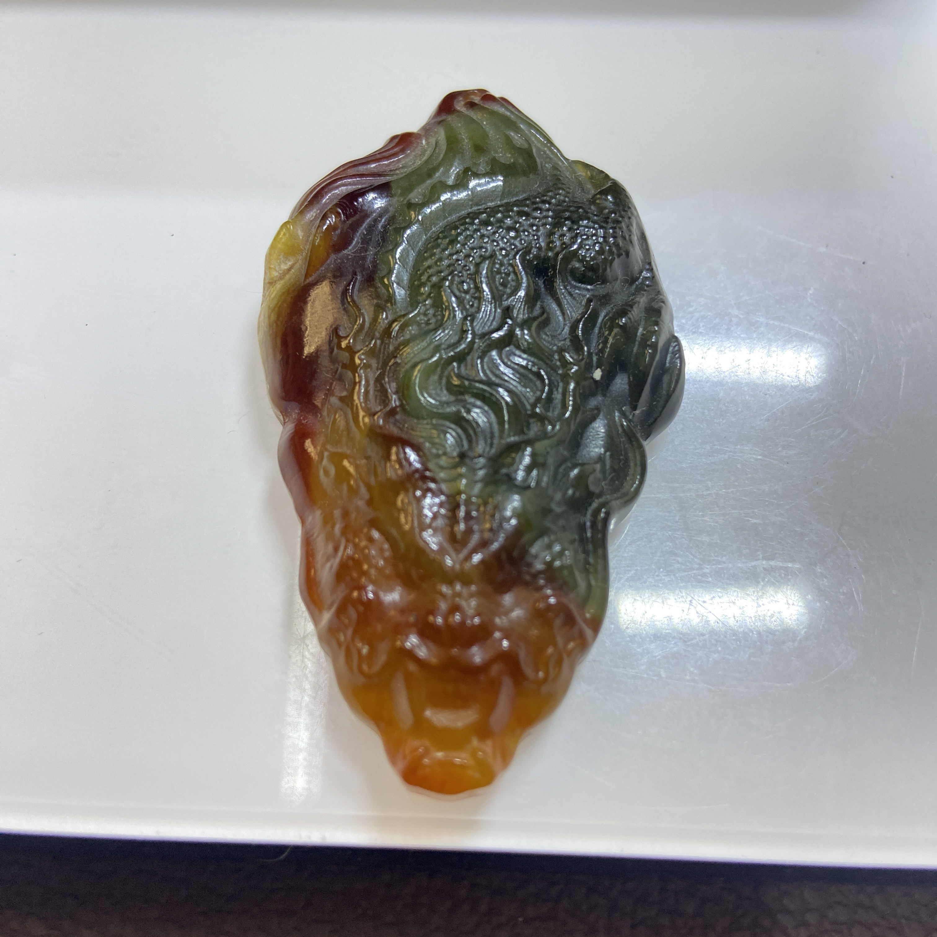 岫玉俏色巧雕花玉随型龙甩货雕刻吊坠气质时尚金色精美
