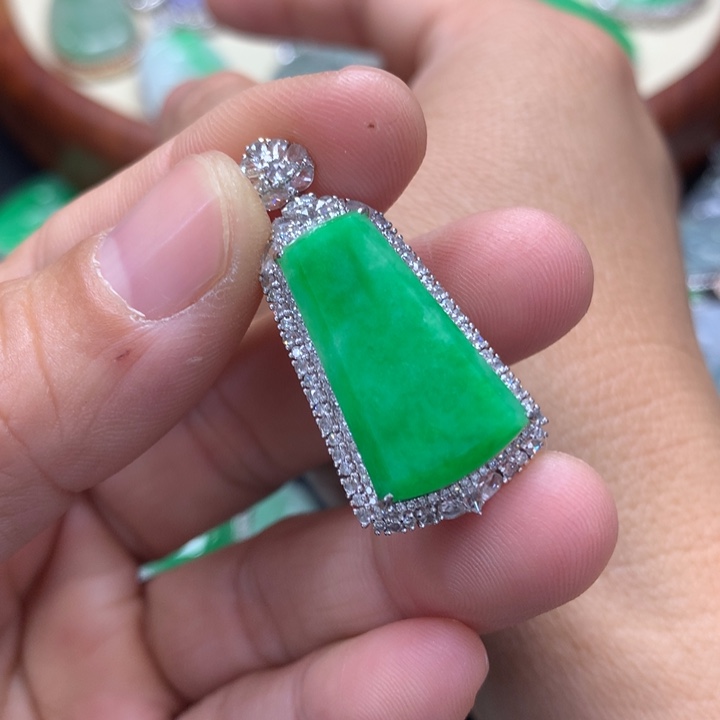 翡翠吊坠(不含链)18K金镶嵌