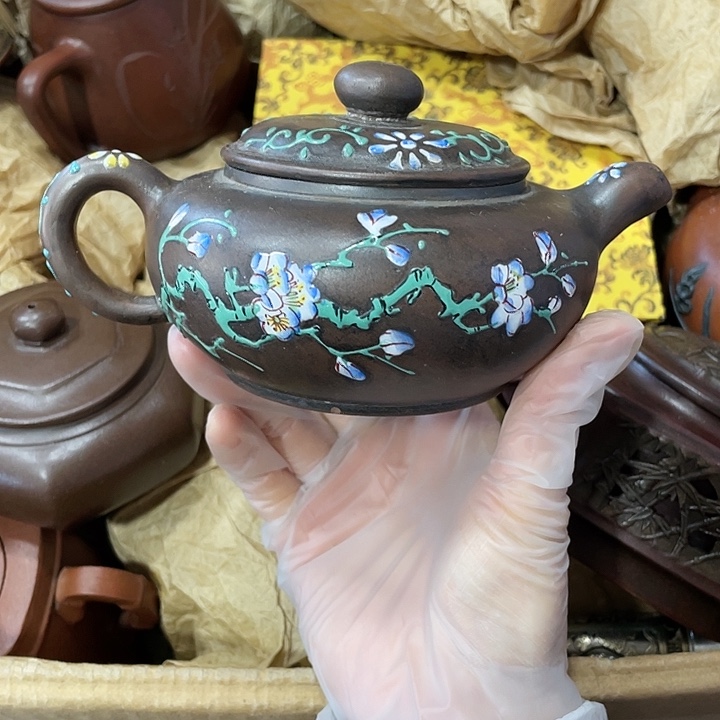 茶壶紫砂原矿泥料，手工制作的一把紫砂壶。