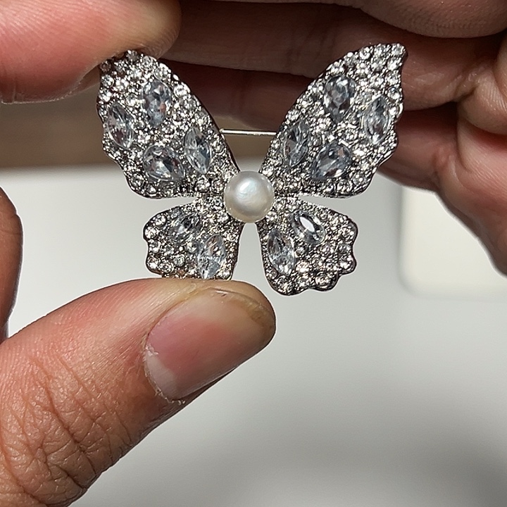 淡水珍珠钛钢胸饰