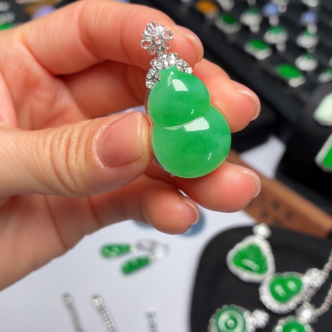 翡翠18K金镶嵌颈饰