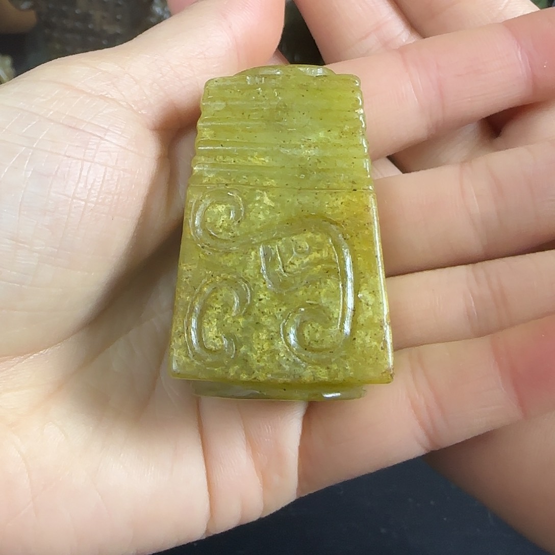 透闪石质玉挂件未镶嵌