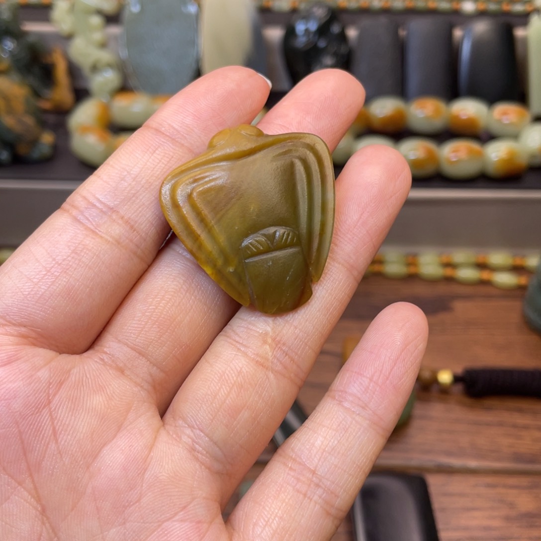 岫岩河磨玉（透闪石质玉）颈饰未镶嵌花*花